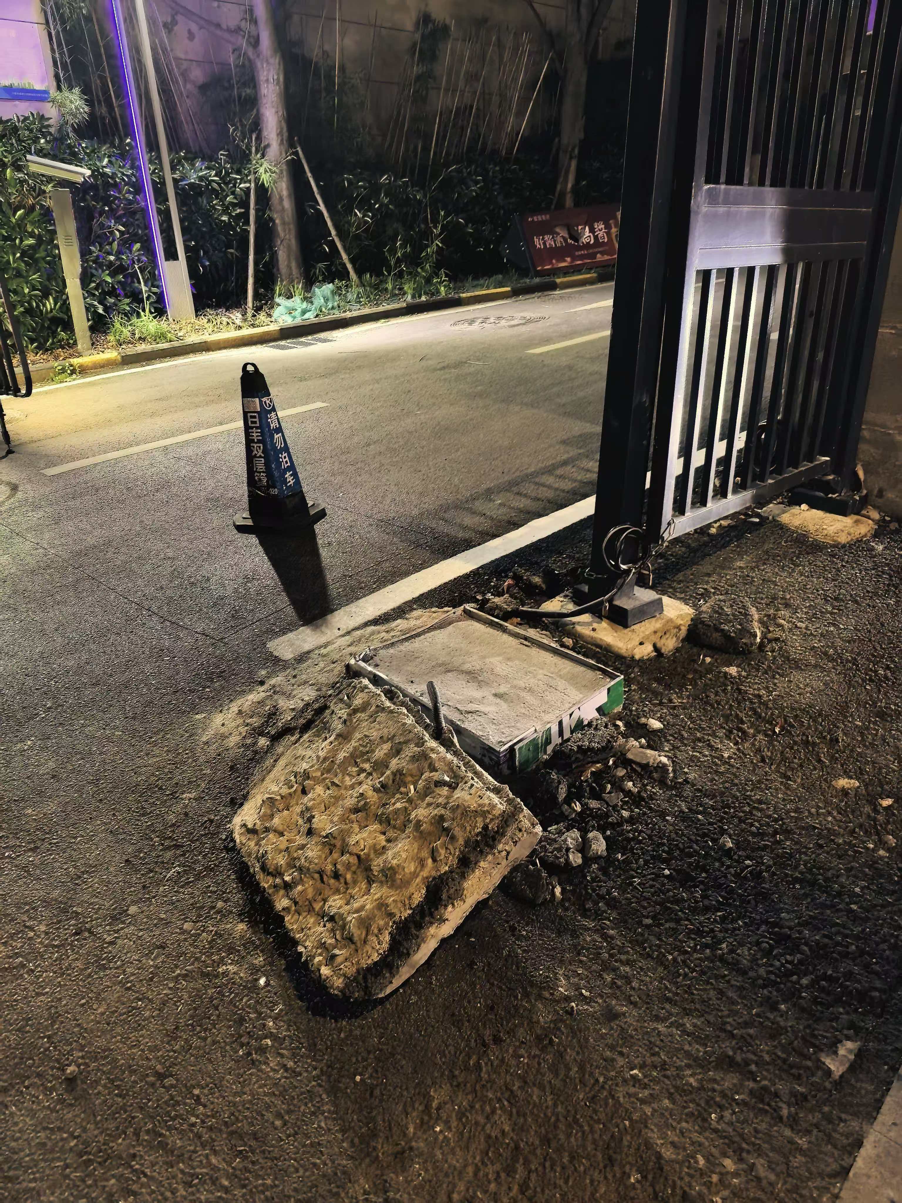 东门口石块被撞碎散落