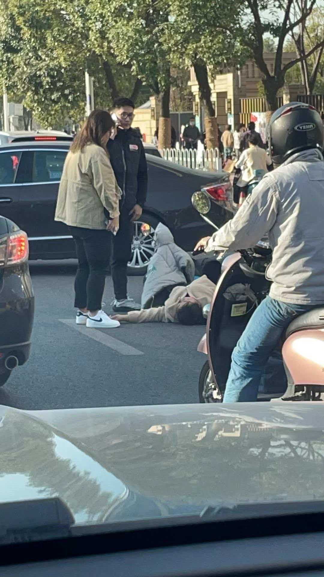 东门道路拥堵消防通道缺线